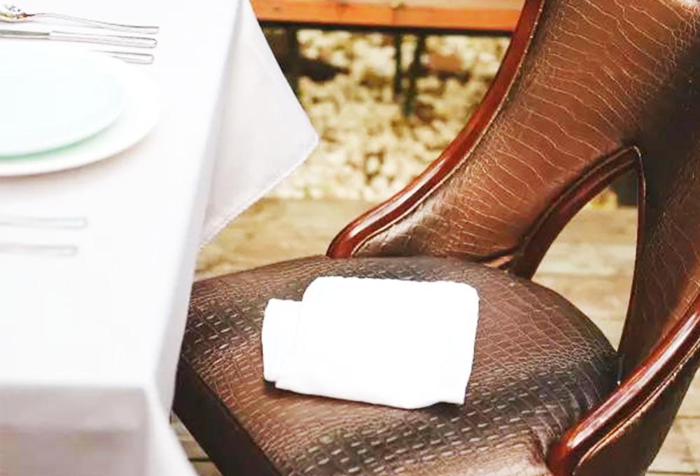 西餐用餐中禮儀——中途離席應將餐巾放在椅子上